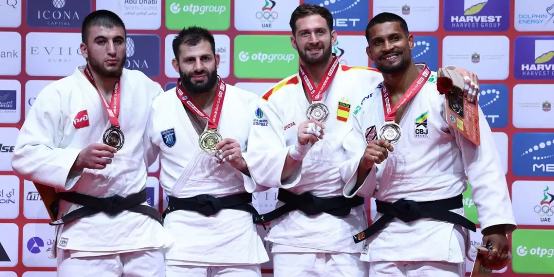 O judô brasileiro encerrou o Grand Slam de Abu Dhabi com três medalhas de bronze. Leonardo Gonçalves garantiu o último pódio do país, enquanto Rafaela Silva e Daniel Cargnin também brilharam. Próxima etapa será o Grand Slam de Tóquio, em dezembro.