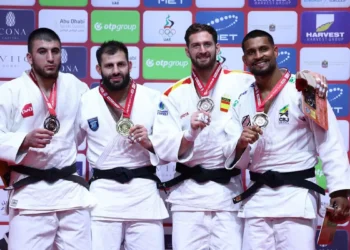 O judô brasileiro encerrou o Grand Slam de Abu Dhabi com três medalhas de bronze. Leonardo Gonçalves garantiu o último pódio do país, enquanto Rafaela Silva e Daniel Cargnin também brilharam. Próxima etapa será o Grand Slam de Tóquio, em dezembro.