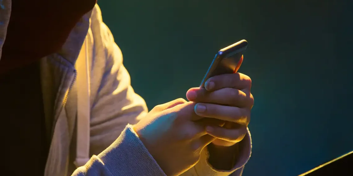A Polícia Civil de São Paulo notificou cerca de mil usuários de celulares com restrição criminal. A iniciativa, parte do sistema SP Mobile, já resultou na recuperação de mais de 11 mil aparelhos e na prisão de integrantes de uma quadrilha de receptação.