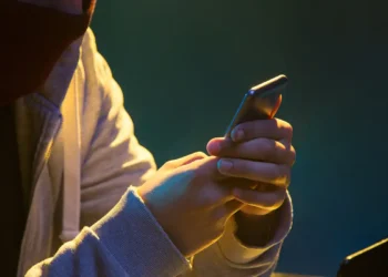 A Polícia Civil de São Paulo notificou cerca de mil usuários de celulares com restrição criminal. A iniciativa, parte do sistema SP Mobile, já resultou na recuperação de mais de 11 mil aparelhos e na prisão de integrantes de uma quadrilha de receptação.