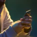 A Polícia Civil de São Paulo notificou cerca de mil usuários de celulares com restrição criminal. A iniciativa, parte do sistema SP Mobile, já resultou na recuperação de mais de 11 mil aparelhos e na prisão de integrantes de uma quadrilha de receptação.