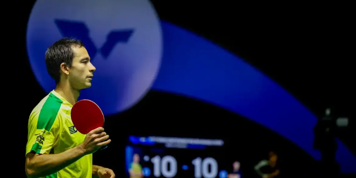 Os brasileiros Hugo Calderano e Bruna Takahashi foram eliminados nas oitavas de final do WTT Champions Frankfurt. Calderano caiu diante do francês Simon Gauzy, e Takahashi perdeu para a egípcia Hana Goda.