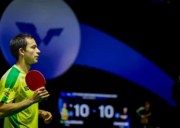 Os brasileiros Hugo Calderano e Bruna Takahashi foram eliminados nas oitavas de final do WTT Champions Frankfurt. Calderano caiu diante do francês Simon Gauzy, e Takahashi perdeu para a egípcia Hana Goda.