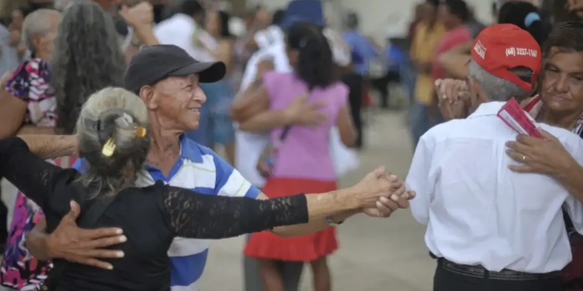 IBGE revela que expectativa de vida do brasileiro chegou a 76,6 anos em 2024, a maior da história. Mulheres vivem mais e mortalidade infantil segue em queda.