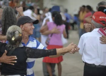 IBGE revela que expectativa de vida do brasileiro chegou a 76,6 anos em 2024, a maior da história. Mulheres vivem mais e mortalidade infantil segue em queda.