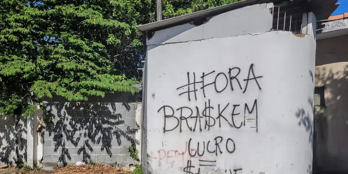 O Movimento Unificado das Vítimas da Braskem critica o acordo de R$ 1,2 bilhão firmado com o governo de Alagoas por considerar o valor baixo e a negociação sem participação das vítimas do desastre que afundou cinco bairros de Maceió.