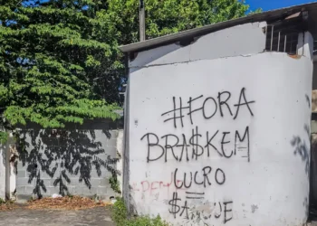 O Movimento Unificado das Vítimas da Braskem critica o acordo de R$ 1,2 bilhão firmado com o governo de Alagoas por considerar o valor baixo e a negociação sem participação das vítimas do desastre que afundou cinco bairros de Maceió.