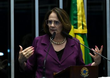Em discurso no Senado, Damares Alves critica prisão domiciliar de Jair Bolsonaro, acusa o STF de perseguição política e alerta para precedentes judiciais perigosos.