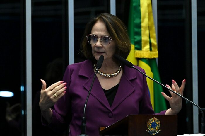 Em discurso no Senado, Damares Alves critica prisão domiciliar de Jair Bolsonaro, acusa o STF de perseguição política e alerta para precedentes judiciais perigosos.