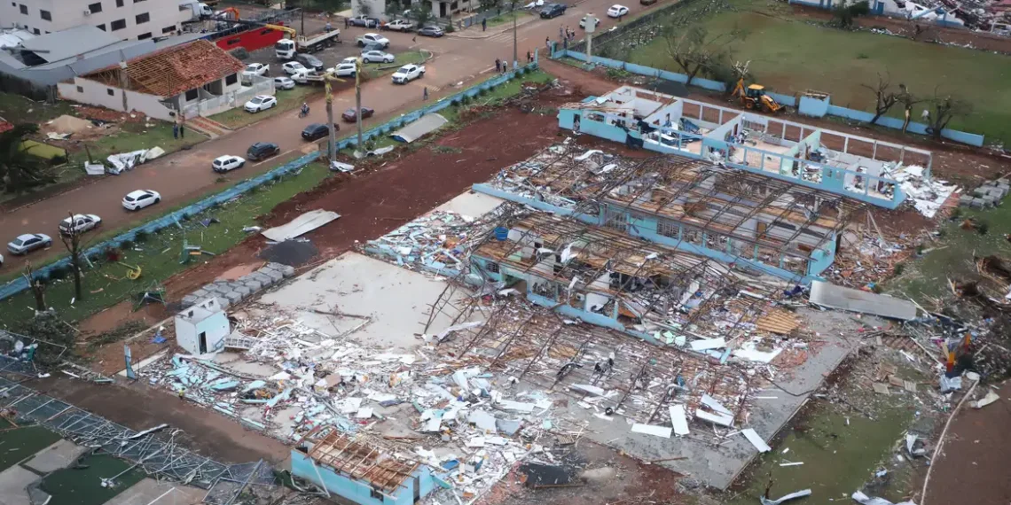 Ciclone extratropical atinge o Sul do Brasil, com ventos de até 95 km/h e chuvas de 177 mm. No RS, 200 mil casas ficaram sem energia, e no Paraná, tornado destruiu 90% de Rio Bonito do Iguaçu.