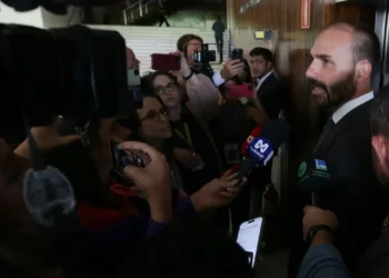 STF torna Eduardo Bolsonaro réu por coação no curso do processo. Primeira Turma aceita denúncia da PGR por atuação com autoridades dos EUA.