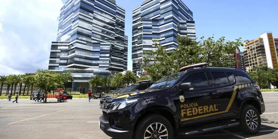 A Polícia Federal manifestou preocupação com as mudanças no PL Antifacção feitas pelo deputado Guilherme Derrite, alertando que as alterações podem enfraquecer o combate ao crime organizado e restringir operações conjuntas com forças estaduais.