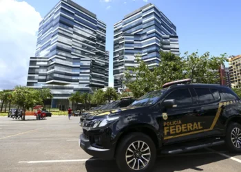 A Polícia Federal manifestou preocupação com as mudanças no PL Antifacção feitas pelo deputado Guilherme Derrite, alertando que as alterações podem enfraquecer o combate ao crime organizado e restringir operações conjuntas com forças estaduais.