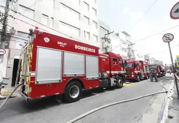 Explosão em armazém clandestino de fogos de artifício no Tatuapé deixa um morto, nove feridos e destrói imóveis. Destroços atingem três quarteirões e 21 edificações são interditadas.