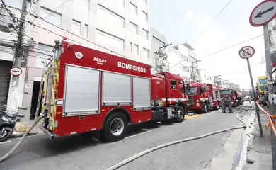 Explosão em armazém clandestino de fogos de artifício no Tatuapé deixa um morto, nove feridos e destrói imóveis. Destroços atingem três quarteirões e 21 edificações são interditadas.
