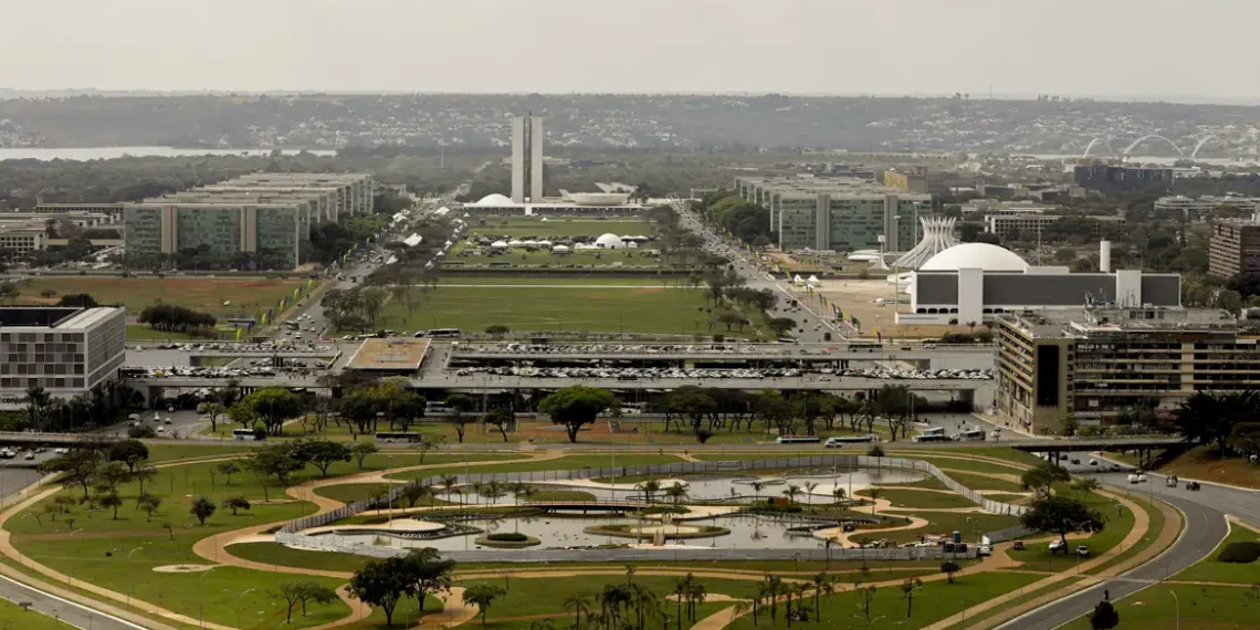Explosão em subestação de energia no Bloco C da Esplanada dos Ministérios, em Brasília, provoca incêndio, evacuação e deixa seis feridos. Corpo de Bombeiros atendeu 27 pessoas no local.