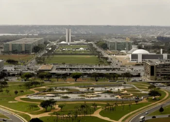 Explosão em subestação de energia no Bloco C da Esplanada dos Ministérios, em Brasília, provoca incêndio, evacuação e deixa seis feridos. Corpo de Bombeiros atendeu 27 pessoas no local.