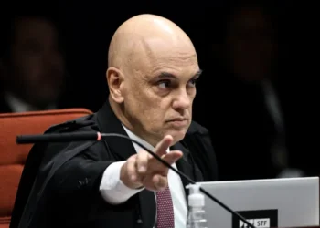 Sem apresentar novo recurso dentro do prazo, Jair Bolsonaro pode começar a cumprir imediatamente a pena de 27 anos e 3 meses determinada pelo STF por tentativa de golpe de Estado. Moraes deve definir o local de custódia nas próximas decisões.