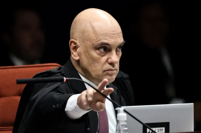 Sem apresentar novo recurso dentro do prazo, Jair Bolsonaro pode começar a cumprir imediatamente a pena de 27 anos e 3 meses determinada pelo STF por tentativa de golpe de Estado. Moraes deve definir o local de custódia nas próximas decisões.