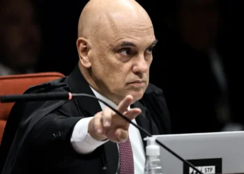 O ministro Alexandre de Moraes votou para tornar réu seu ex-assessor Eduardo Tagliaferro, acusado de vazar informações sigilosas do STF e do TSE. Julgamento ocorre na Primeira Turma do Supremo em sessão virtual.