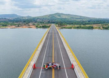 Ponte de 2.010 metros entregue por Lula entre Pará e Tocantins substitui travessia por balsas, reduz custos, amplia mobilidade, impulsiona a economia regional e reforça integração da BR-153.