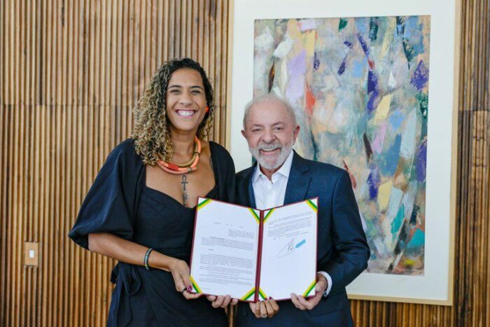 No Dia da Consciência Negra, presidente Lula assina 28 decretos que avançam na regularização e titulação de territórios quilombolas, beneficiando 31 comunidades em 14 estados.