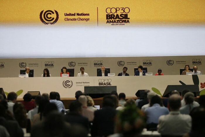 Na COP30, Marina Silva e André Corrêa do Lago afirmam que o mais importante é garantir avanços reais em mitigação, adaptação e financiamento climático, mesmo que a conferência seja estendida após o incêndio que afetou a programação.
