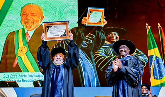 Lula recebe título de Doutor Honoris Causa em Moçambique e destaca laços históricos, cooperação educacional e combate à fome. Homenagem reconhece impacto político e social.