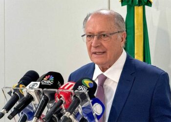 Em reunião com secretários estaduais, Geraldo Alckmin anuncia ações para fortalecer exportações e atrair investimentos, com destaque para a Janela Única de Investimentos, redução de tarifas e novos acordos internacionais.