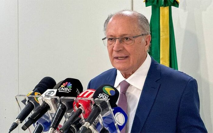 Em reunião com secretários estaduais, Geraldo Alckmin anuncia ações para fortalecer exportações e atrair investimentos, com destaque para a Janela Única de Investimentos, redução de tarifas e novos acordos internacionais.