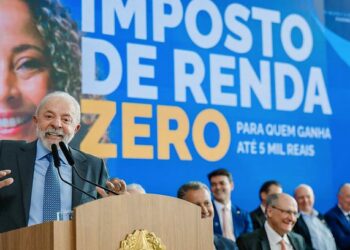 Lula sanciona lei que isenta do Imposto de Renda quem ganha até R$ 5 mil e reduz a cobrança para rendas até R$ 7.350. Medida beneficia 15 milhões de brasileiros e torna o sistema mais progressivo.