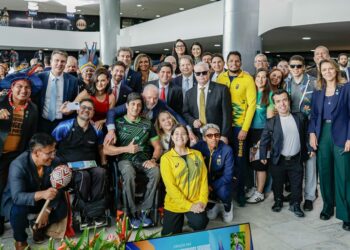 Lula assina projetos que criam a Universidade Federal Indígena (Unind) e a Universidade Federal do Esporte (UFEsporte). Iniciativas históricas ampliam acesso ao ensino superior, fortalecem saberes ancestrais e profissionalizam o esporte no país.