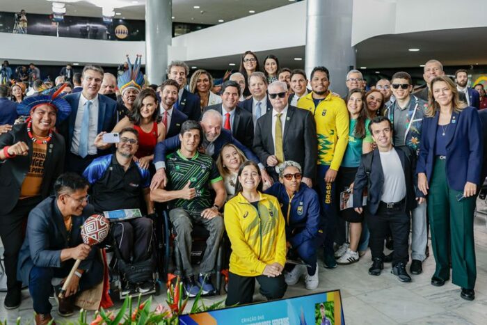 Lula assina projetos que criam a Universidade Federal Indígena (Unind) e a Universidade Federal do Esporte (UFEsporte). Iniciativas históricas ampliam acesso ao ensino superior, fortalecem saberes ancestrais e profissionalizam o esporte no país.