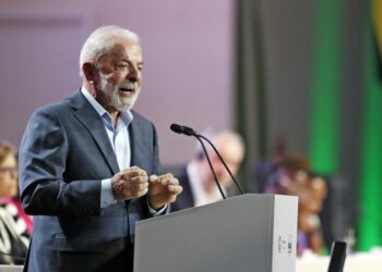 Lula abre a COP 30 em Belém e afirma que é hora de derrotar os negacionistas. Presidente cobra ação global e financiamento climático justo.
