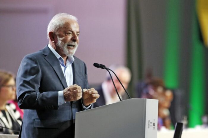 Lula abre a COP 30 em Belém e afirma que é hora de derrotar os negacionistas. Presidente cobra ação global e financiamento climático justo.