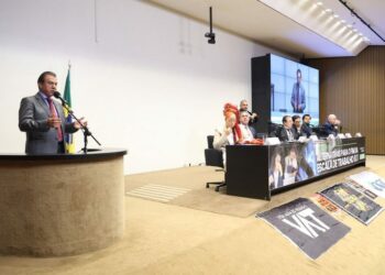 Durante seminário na Câmara dos Deputados, o ministro do Trabalho afirmou que o modelo atual é “perverso” e defendeu dois dias consecutivos de descanso semanal, além do fortalecimento dos sindicatos e da redução da jornada para 40 horas semanais.