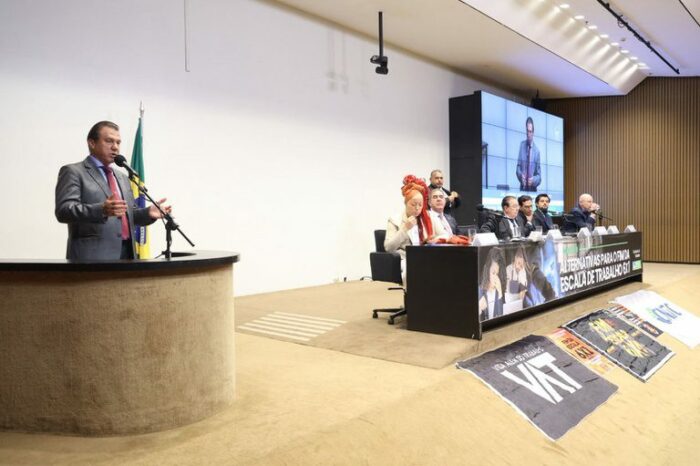 Durante seminário na Câmara dos Deputados, o ministro do Trabalho afirmou que o modelo atual é “perverso” e defendeu dois dias consecutivos de descanso semanal, além do fortalecimento dos sindicatos e da redução da jornada para 40 horas semanais.