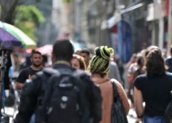Renda média do trabalho cresce 4% em 2025 com reajustes do salário mínimo acima da inflação e aumento do emprego formal, aponta IBGE.