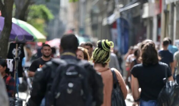 Renda média do trabalho cresce 4% em 2025 com reajustes do salário mínimo acima da inflação e aumento do emprego formal, aponta IBGE.