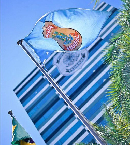 Polícia Federal e CGU deflagram nova fase da Operação Sem Desconto contra fraudes no INSS. Ações ocorrem em 15 estados e no DF. Governo amplia prazo para aposentados pedirem devolução de valores.
