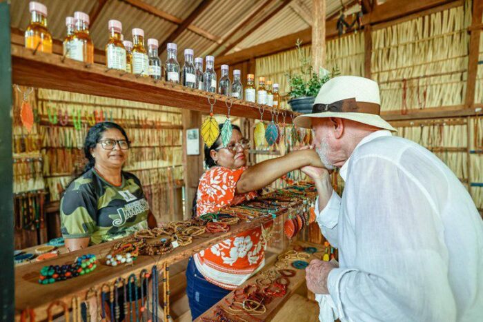 Em visita à Comunidade Jamaraquá (PA), Lula defende apoio econômico e social para povos que protegem a Amazônia. Presidente reforça importância da COP30 e anuncia Universidade dos Povos Indígenas do Brasil.