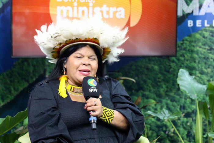 Durante a COP30, em Belém, a ministra Sonia Guajajara ressaltou a importância do financiamento direto às comunidades indígenas e o papel essencial desses povos na proteção do planeta e no combate à crise climática.