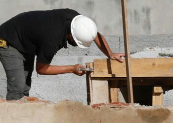O Reforma Casa Brasil começou a funcionar nesta segunda-feira (3) com R$ 40 bilhões em crédito para famílias de todas as faixas de renda realizarem reformas em suas casas, com juros reduzidos, prazos ampliados e adesão digital pelo site da Caixa.