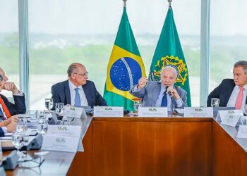 Lula se reúne com ministros ex-governadores para fortalecer articulação pela aprovação da PEC da Segurança e do PL que combate facções criminosas. Gleisi Hoffmann destaca integração das forças e ajustes necessários no texto.