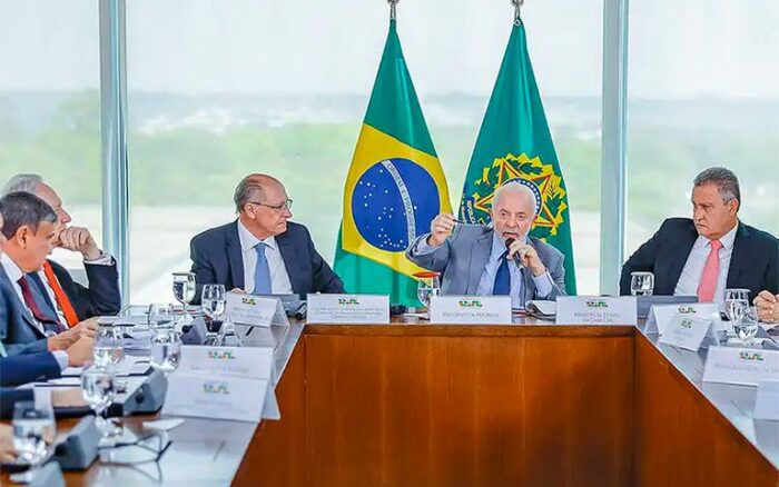 Lula se reúne com ministros ex-governadores para fortalecer articulação pela aprovação da PEC da Segurança e do PL que combate facções criminosas. Gleisi Hoffmann destaca integração das forças e ajustes necessários no texto.