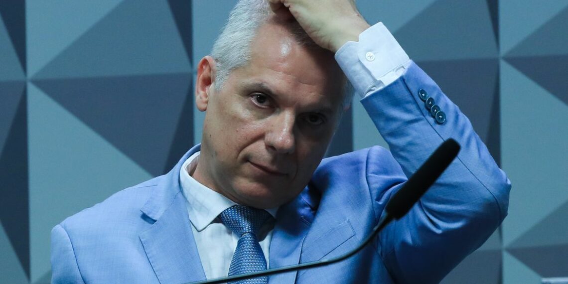 A Polícia Federal prendeu o ex-presidente do INSS, Alessandro Stefanutto, em nova fase da Operação Sem Desconto. A ação investiga fraudes em descontos indevidos em aposentadorias e pensões em todo o país.