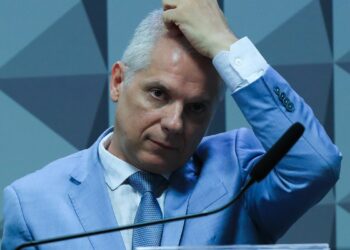 A Polícia Federal prendeu o ex-presidente do INSS, Alessandro Stefanutto, em nova fase da Operação Sem Desconto. A ação investiga fraudes em descontos indevidos em aposentadorias e pensões em todo o país.