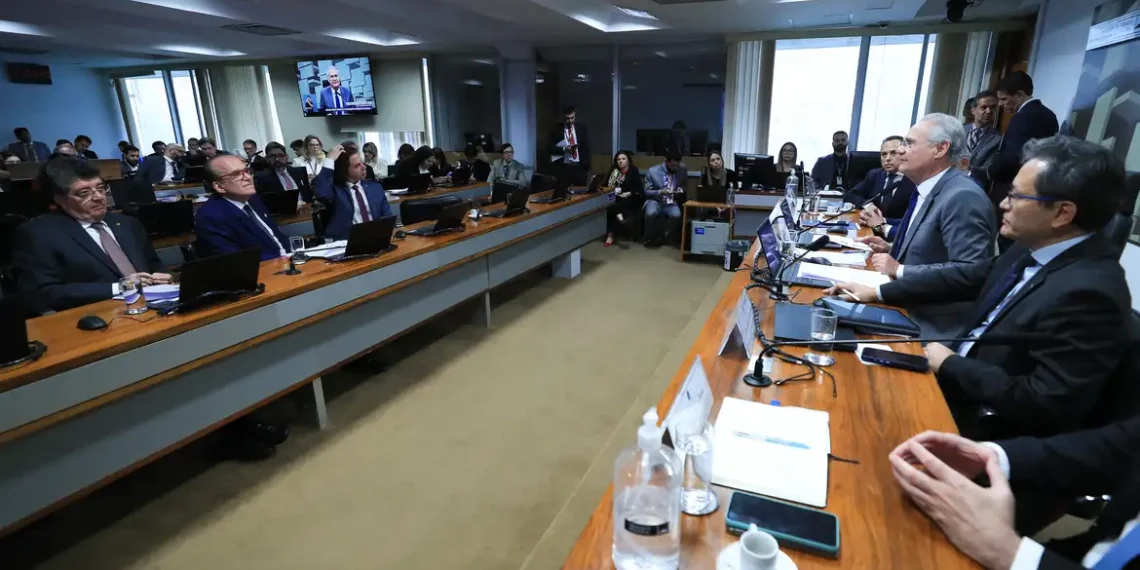 CAE do Senado aprova isenção do Imposto de Renda para salários de até R$ 5 mil e redução gradual para rendas de até R$ 7.350. Proposta segue para o plenário e, se sancionada até o fim do ano, entra em vigor em janeiro de 2026.