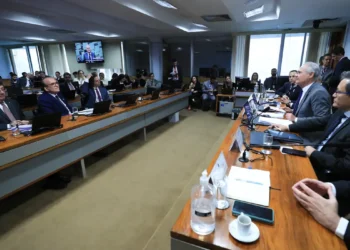 CAE do Senado aprova isenção do Imposto de Renda para salários de até R$ 5 mil e redução gradual para rendas de até R$ 7.350. Proposta segue para o plenário e, se sancionada até o fim do ano, entra em vigor em janeiro de 2026.