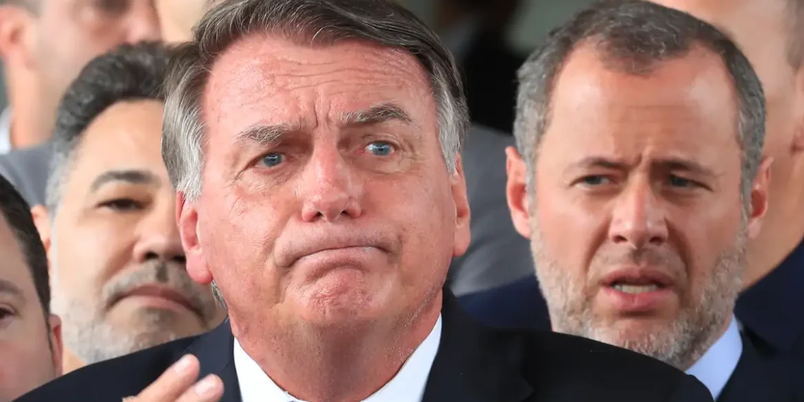 STF autoriza prisão domiciliar de Jair Bolsonaro por 90 dias após internação em Brasília. Medida começa após alta e inclui tornozeleira eletrônica.